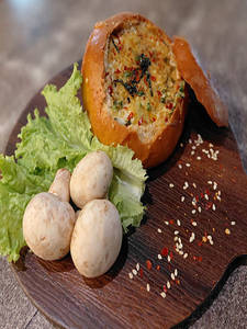 BUNNY CHOW - MUSHROOM & SPINACH