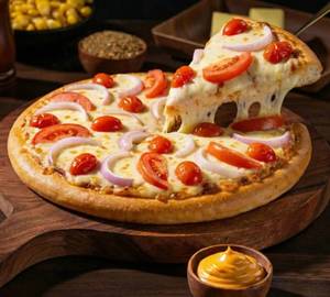 Cheese and onion tomato pizza