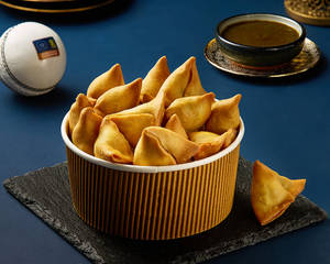Mini Samosa Bucket with Chutney (15 pcs)