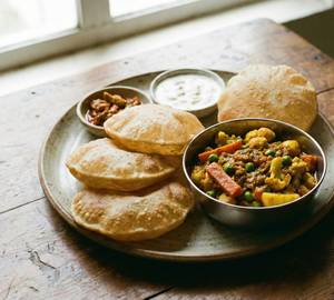 Seasonal sabji with 6 poori