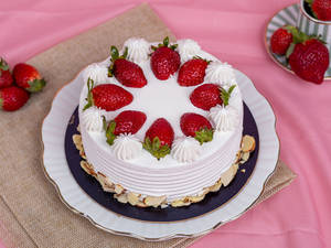 Classic Strawberry Cake