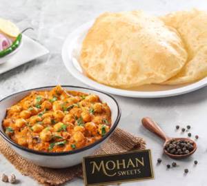 Chole Bhature (2 Bhature)