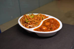 Veg Chowmien With Manchurian Gravy