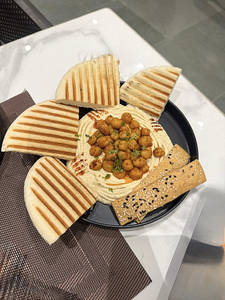 Classic Hummus With Pita
