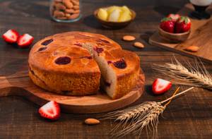 Strawberry Almond Cake [500 Gms]