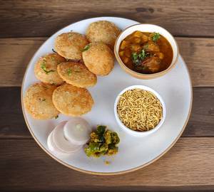 Club Kachori 7Pc With Aloo Sabji