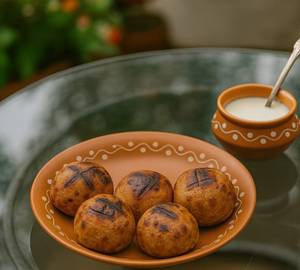 Bihari Style Fried Litti With Dahi Pudina Dhaniapatti Chutney