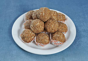 Gond Giri Laddu