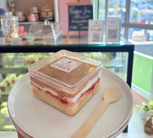 Belgian chocolate strawberry cloud dessert  [1 tub]