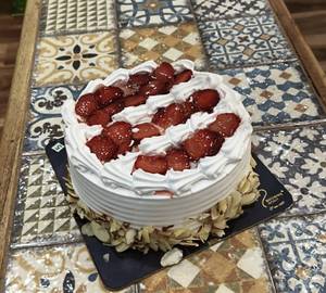 Fresh Strawberry Almond Cake (500Gm)