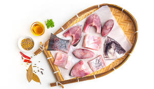 Catla Medium Bengali Cut With Head 700G - 1050G
