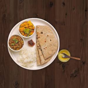 Special Veg Combo Thali ( 4pcs Roti + Rice ).
