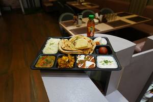 Shri Deluxe Thali [Serves 1]