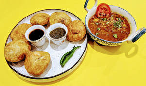 Mini Jodhpur Pyaaz Kachori With Aloo Bhaji |6 Pcs