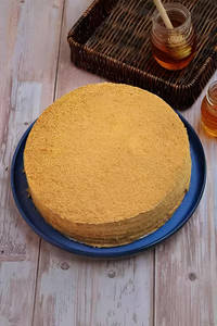 Hive Honey Cake 1 Kg
