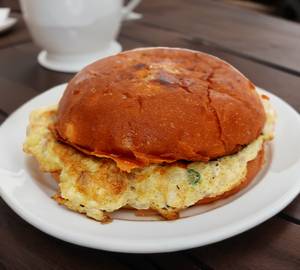 Bun omelette