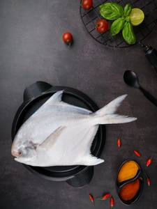 White Pomfret Med Cleaned Whole With Head [Gross Wt & Not Net Wt]