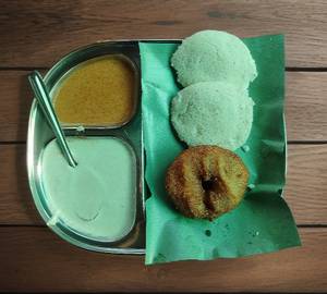 Idli(2) Vada(1) Famous Chutney