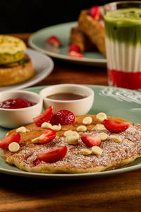 White Chocolate & Strawberry Buttermilk Pancake (Eggless)