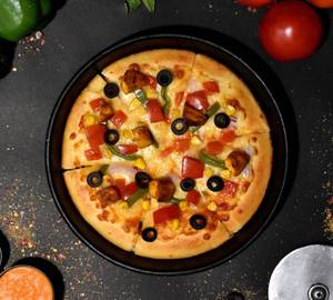 Deluxe chicken pizza