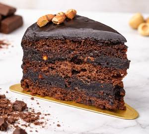 Chocolate cake with roasted almonds