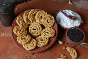 Raw Rice Hand Muruku/pachai Arisi Kai Muruku (200gms)
