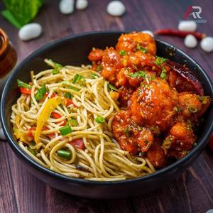 Chicken Noodles [Full] With Chicken Chilli Gravy [4 Pieces] And Coke Soft Beverage [200 Ml]