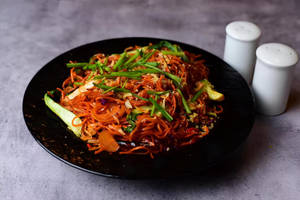 Veg Chilli Garlic Hakka Noodles