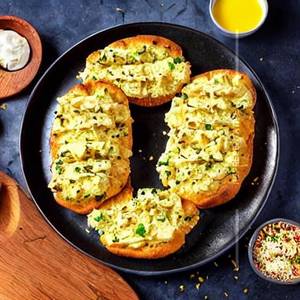 Chicken malai garlic bread