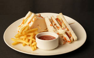 Green Garden Club Sandwich With Fries