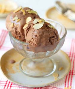 Chocolate almond fudge
