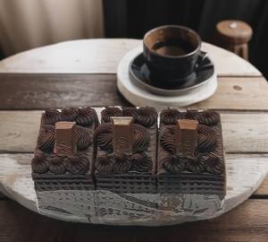 Eggless Kitkat Truffle Pastry