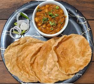5 poori with sabji