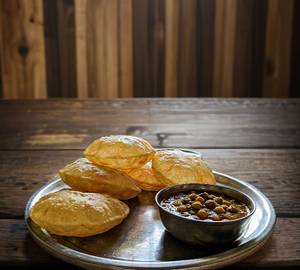 5 Luchi With Ghugni (250Ml)