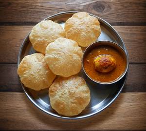 5 Luchi With Egg Curry (1Egg)