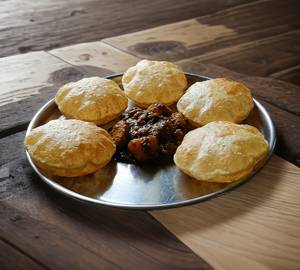 5 Luchi With Alu'r Dom (250Ml)