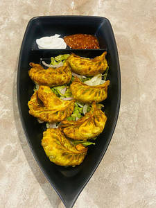 Creamy Schezwan Momos [6 Pcs]