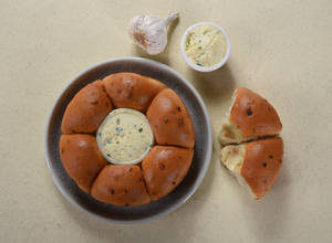 Pull Apart Garlic Bread With Garlic Dip