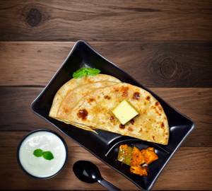 Aloo paratha with curd and pickle [2 pieces]