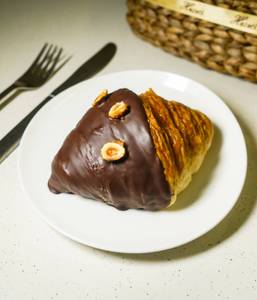 Hazelnut Croissant (1pc)