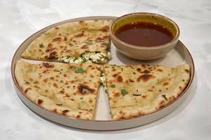 Cheese Naan With Gravy