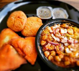 Chole with moong dal kachori [1 piece]