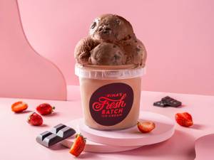 Dark Chocolate Strawberry Cake Ice Cream Tub (600 ml)