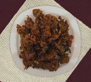 Crispy onion pakoda