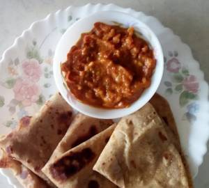 2 chapati with tomato curry