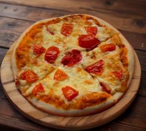 Cheese tomato pizza