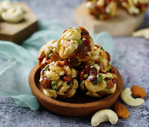 Honey Almond Laddu [4 pcs]