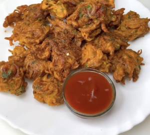 Onion bhajiya [serves 1-2, 250 grams]