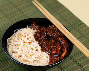 Veg Noodles with Black Pepper Chicken Strips