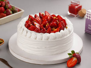 Fresh Strawberry Cream Cake (500 Gm)
